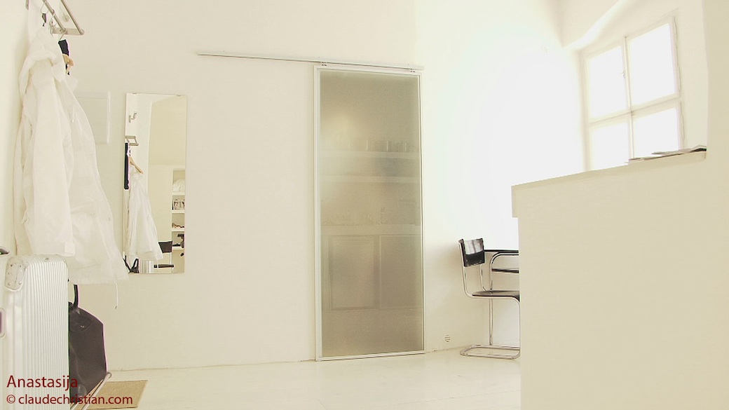 Sexy amateur girl takes on pantyhose