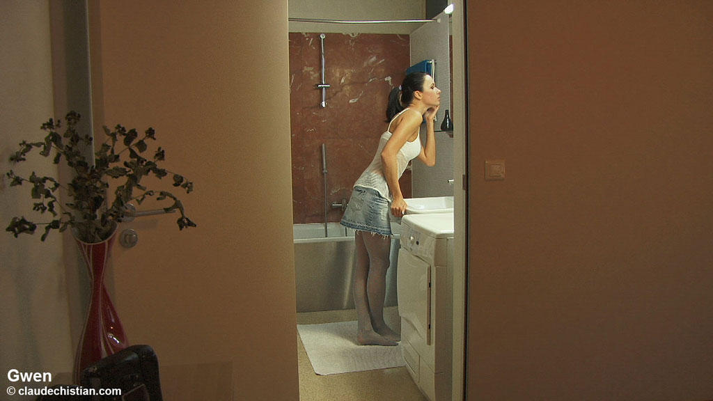 Amateur in pantyhose gets wet