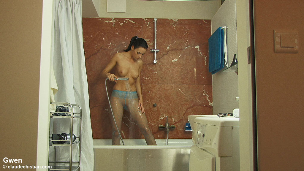 Amateur model in pantyhose and pumps