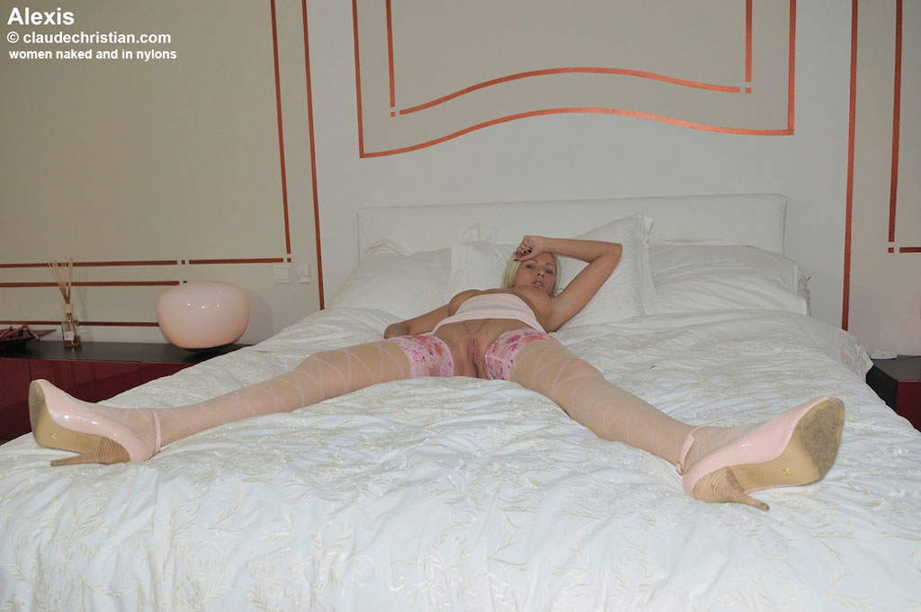 Amateur cunt in vintage nylons and platforms