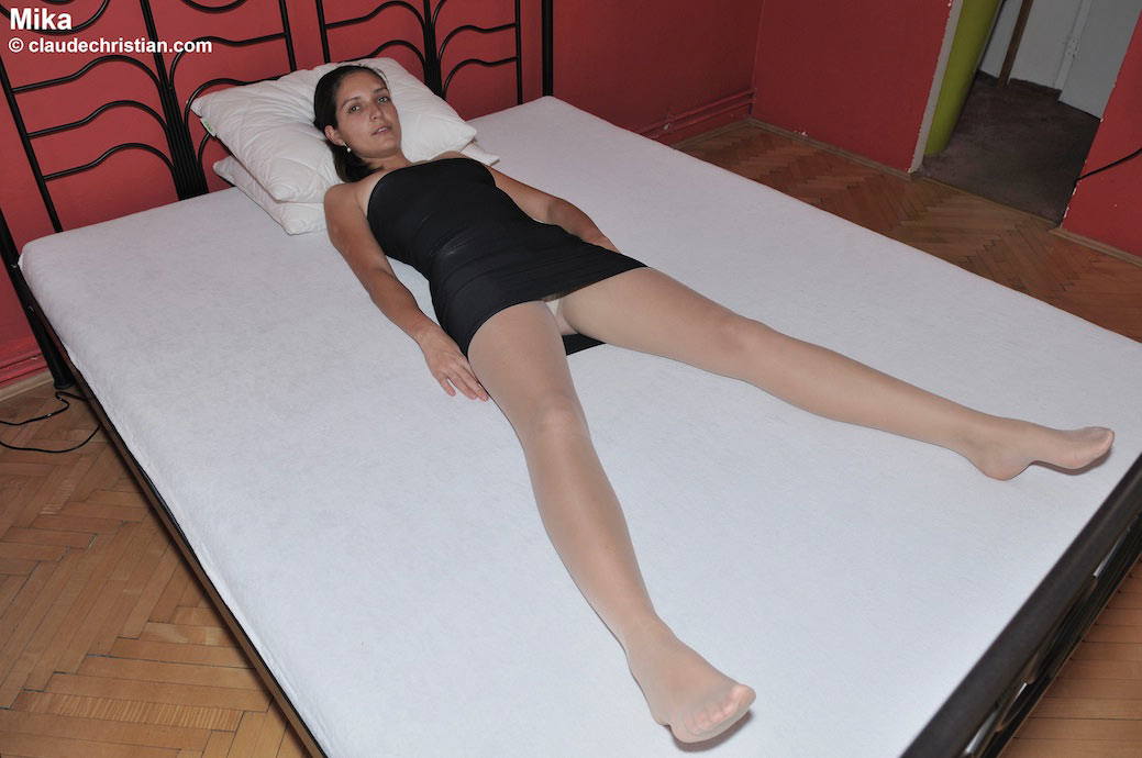 Amateur housewife in tights and heels