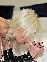 Amateur cunt in pantyhose and heels