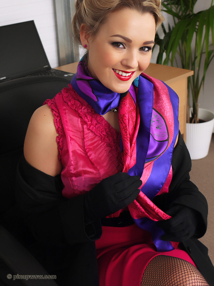 Amateur legs in pumps and seamed stockings