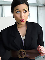 Amateur babe in pumps and stockings