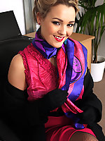 Amateur legs in pumps and seamed stockings