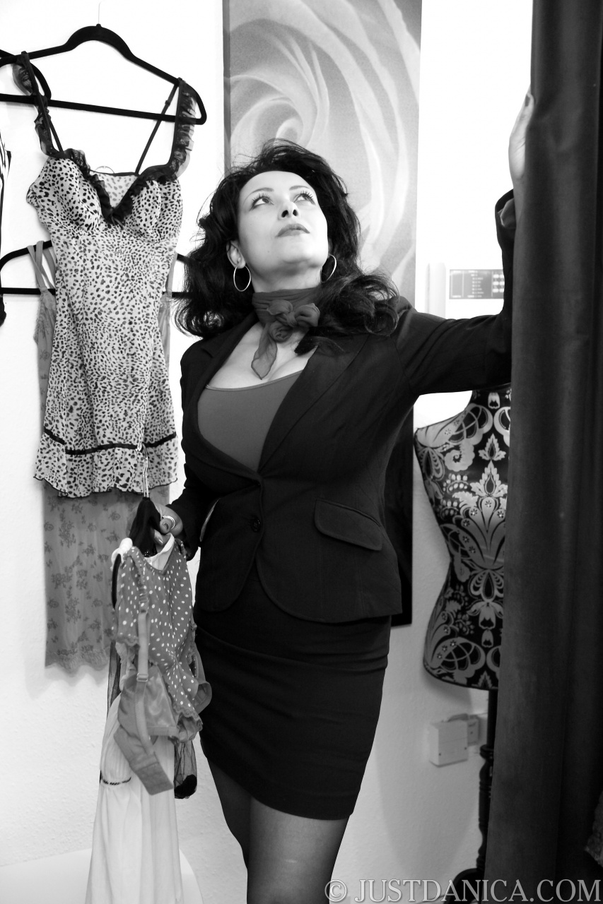 Leggy mature in sexy lingerie and sexy stockings