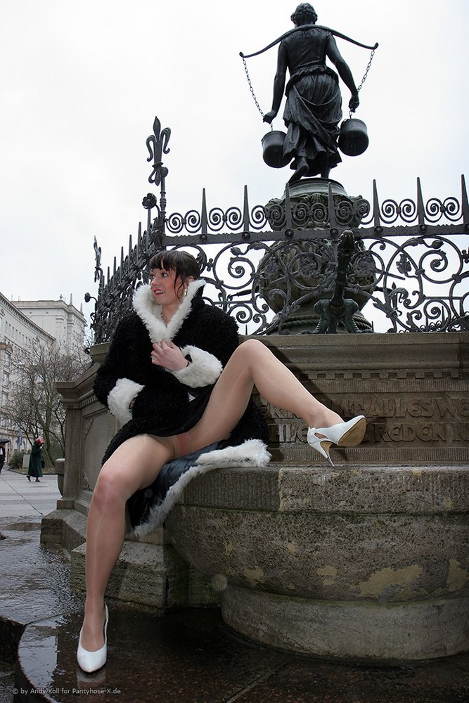 German model in leggins and pumps