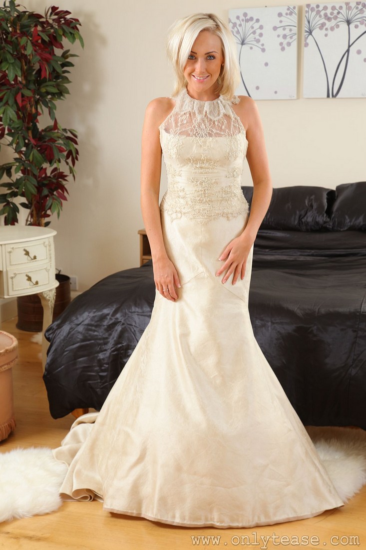 Smooth secretary legs in nylons and pumps