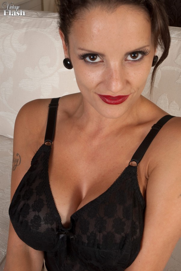 UK milf in vintage stockings and heels